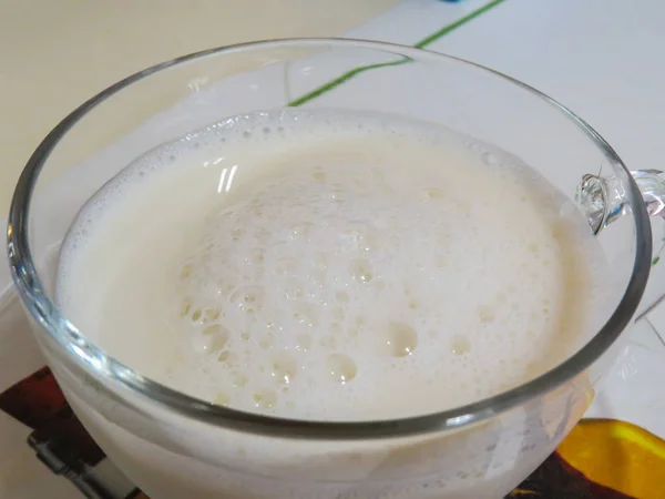 健康自然的食物 特写镜头一杯美味的泡沫白牛奶 — 图库照片