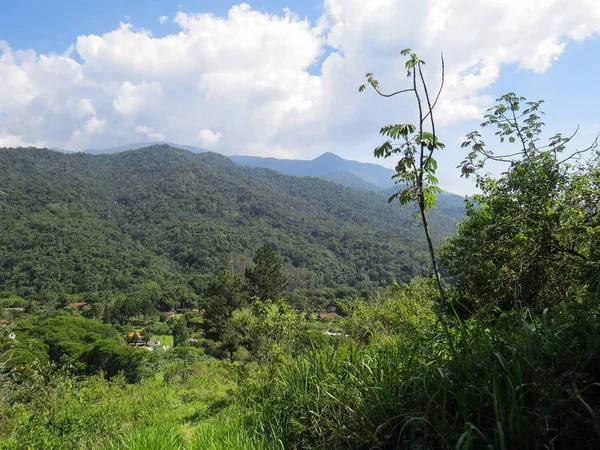 Veduta Della Verde Valle Con Bosco Montagne Cielo Sullo Sfondo — Foto Stock