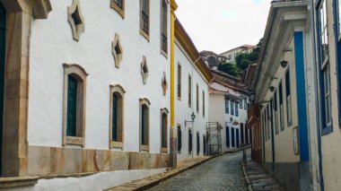 25 Mart 2016, tarihi şehir, Ouro Preto, São Paulo, Brezilya, taş döşeme eski evleri ve kilise ile sokak yan görünüm.
