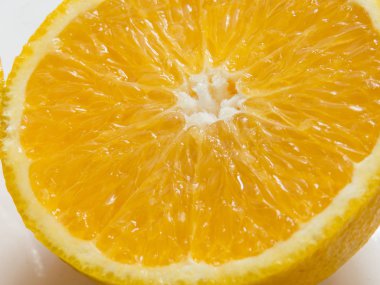 Beyaz arka planda dilimlenmiş sulu turuncu yakın çekim.