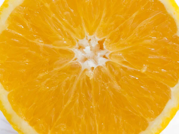 Sulu turuncu dilimlenmiş yarısını yakın çekim. Sağlıklı ve renkli gıda.