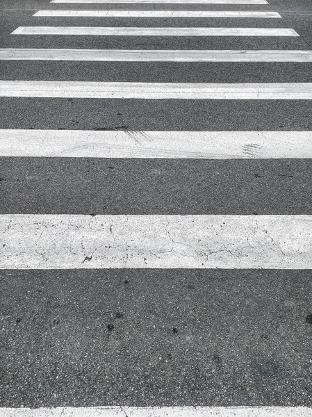 Yatay geçiş yaya görünümü, oldukça yıpranmış.