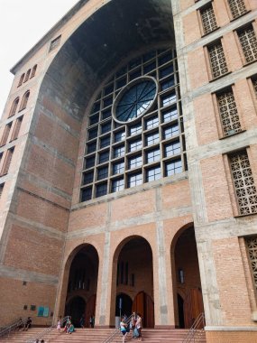 27 Aralık 2018, Aparecida Şehri, Sao Paulo, Brezilya, Our Lady Aparecida Ulusal Tapınağı. Bulutlu günde kulenin görünümü.