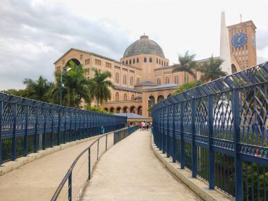 27 Aralık 2018, Aparecida Şehri, Sao Paulo, Brezilya, Our Lady Aparecida Ulusal Tapınağı. Yürüyen hacılar ile yaya köprüsünün yatay görünümü.