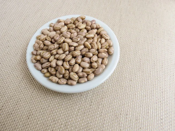 Placa Blanca Con Puñado Frijoles Carioca Crudos Sobre Una Toalla — Foto de Stock