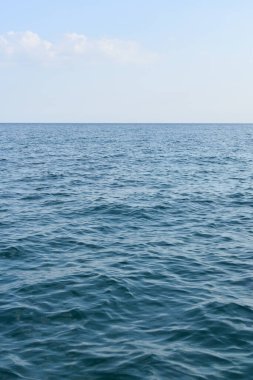 Denizden gelen Rodos Adası Panoraması. Güzel deniz manzarası. Tatiller ve Yunanistan 'a seyahat. Tatil sırasında sürat teknesi gezisi. Tekne kiralama. Denizde yaz tatili. Turist tekne gezisi.