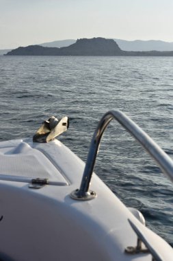 Denizde bir teknenin yakın çekimi. Tatil sırasında sürat teknesi gezisi. Tekne kiralama. Rodos, Yunanistan. Denizde yaz tatili. Turist tekne gezisi. Denizden gelen Rodos Panoraması.