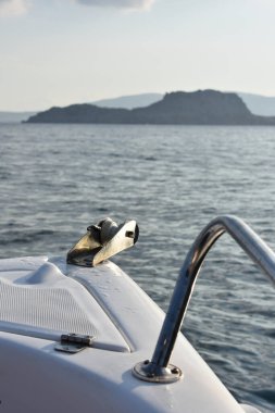 Denizde bir teknenin yakın çekimi. Tatil sırasında sürat teknesi gezisi. Tekne kiralama. Rodos, Yunanistan. Denizde yaz tatili. Turist tekne gezisi. Denizden gelen Rodos Panoraması.