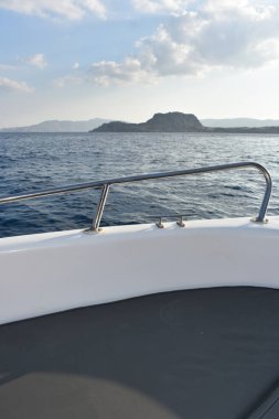 Denizde bir teknenin yakın çekimi. Tatil sırasında sürat teknesi gezisi. Tekne kiralama. Rodos, Yunanistan. Denizde yaz tatili. Turist tekne gezisi. Denizden gelen Rodos Panoraması.