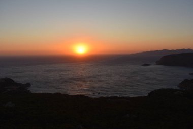 Monolithos şatosunda gün batımı, Rodos adası, Yunanistan. Rhodos 'ta turistik yerler. Harabe Monolithos Kalesi 'nin manzarası. Tatiller ve Rhodes Adası 'na seyahat. Rodos denizleri ve doğa. 