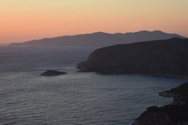 Monolithos şatosunda gün batımı, Rodos adası, Yunanistan. Rhodos 'ta turistik yerler. Harabe Monolithos Kalesi 'nin manzarası. Tatiller ve Rhodes Adası 'na seyahat. Rodos denizleri ve doğa. 