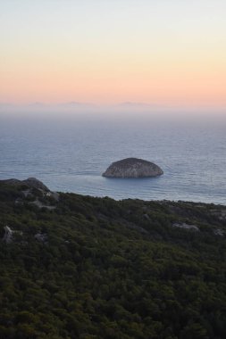Monolithos şatosunda gün batımı, Rodos adası, Yunanistan. Rhodos 'ta turistik yerler. Harabe Monolithos Kalesi 'nin manzarası. Tatiller ve Rhodes Adası 'na seyahat. Rodos denizleri ve doğa. 