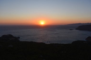 Monolithos şatosunda gün batımı, Rodos adası, Yunanistan. Rhodos 'ta turistik yerler. Harabe Monolithos Kalesi 'nin manzarası. Tatiller ve Rhodes Adası 'na seyahat. Rodos denizleri ve doğa. 