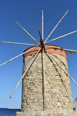 Yunanistan 'ın Rodos limanındaki taş yel değirmeni. Rodos Adası 'ndaki Mandraki Liman Fabrikaları. Rhodes 'un eski kasabası. Yunanistan 'a git. Yaz ve tatiller. Gezmeye.. 