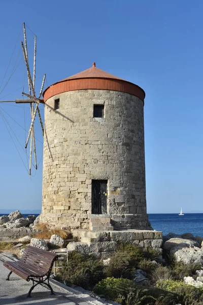 Yunanistan 'ın Rodos limanındaki taş yel değirmeni. Rodos Adası 'ndaki Mandraki Liman Fabrikaları. Rhodes 'un eski kasabası. Yunanistan 'a git. Yaz ve tatiller. 