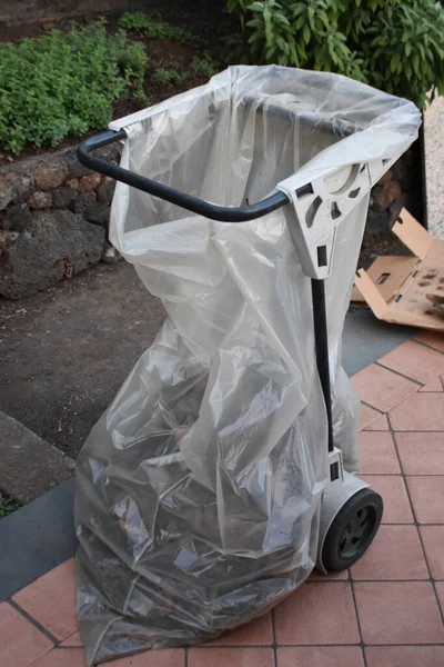 Bahçe işlerinden sonra organik yeşil bahçe atıklarıyla dolu büyük beyaz poşetler. Yeşil enerji ve gübre işlemek için yeşil atık toplama. Çevre koruma. Çöp toplama, temizlik.. 