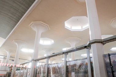 Sekizgen tavan pencereli modern mimari iç mimari.