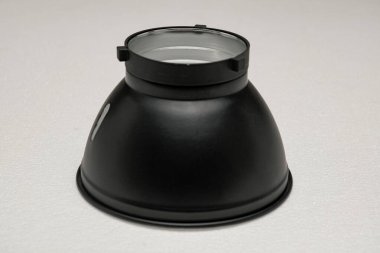 Beyaz arkaplanda siyah bir fotoğraf makinesi kaputu