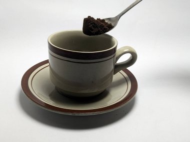 Beyaz arka planda bir kahve fincanı. Kahve molası