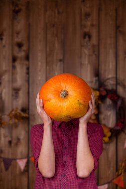 Adam bir kabak yerine bir kafa tutan
