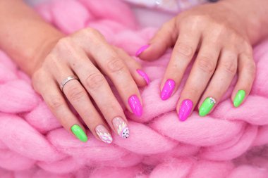 renk parlaklık manikür eller çok farklı lekeler pembe arka planda