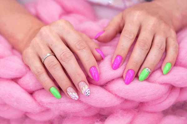Veel Kleur Hoogglans Manicure Handen Heeft Verschillende Vlekken Roze Achtergrond — Stockfoto
