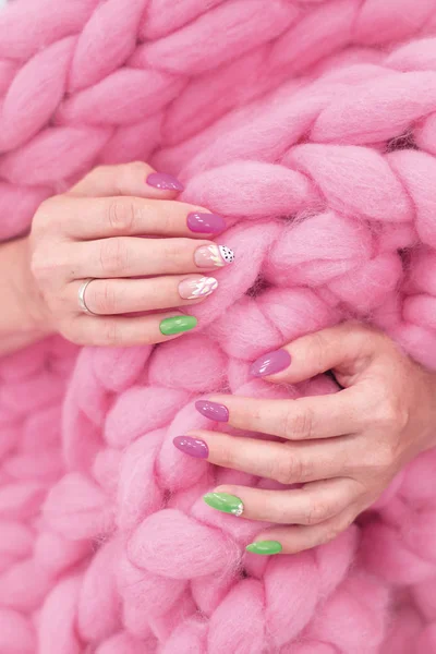 Veel Kleur Hoogglans Manicure Handen Heeft Verschillende Vlekken Roze Achtergrond — Stockfoto