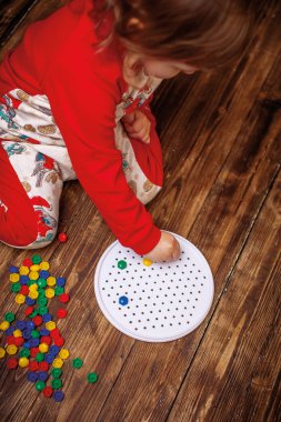 Çocuk resim mozaik toplar. Motor becerilerinin geliştirilmesi