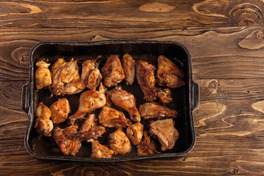 Tavuk parçaları fırın tepsisine pişmiş