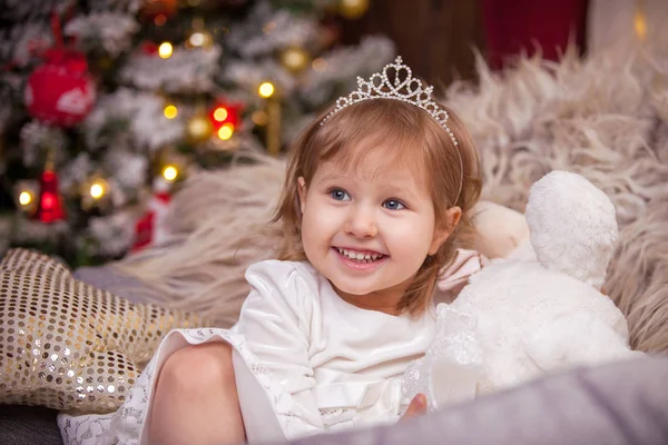Χαμόγελα Κορίτσι Ένα Χριστουγεννιάτικο Δέντρο Φώτα Και Ένα Παράθυρο Μια — Φωτογραφία Αρχείου