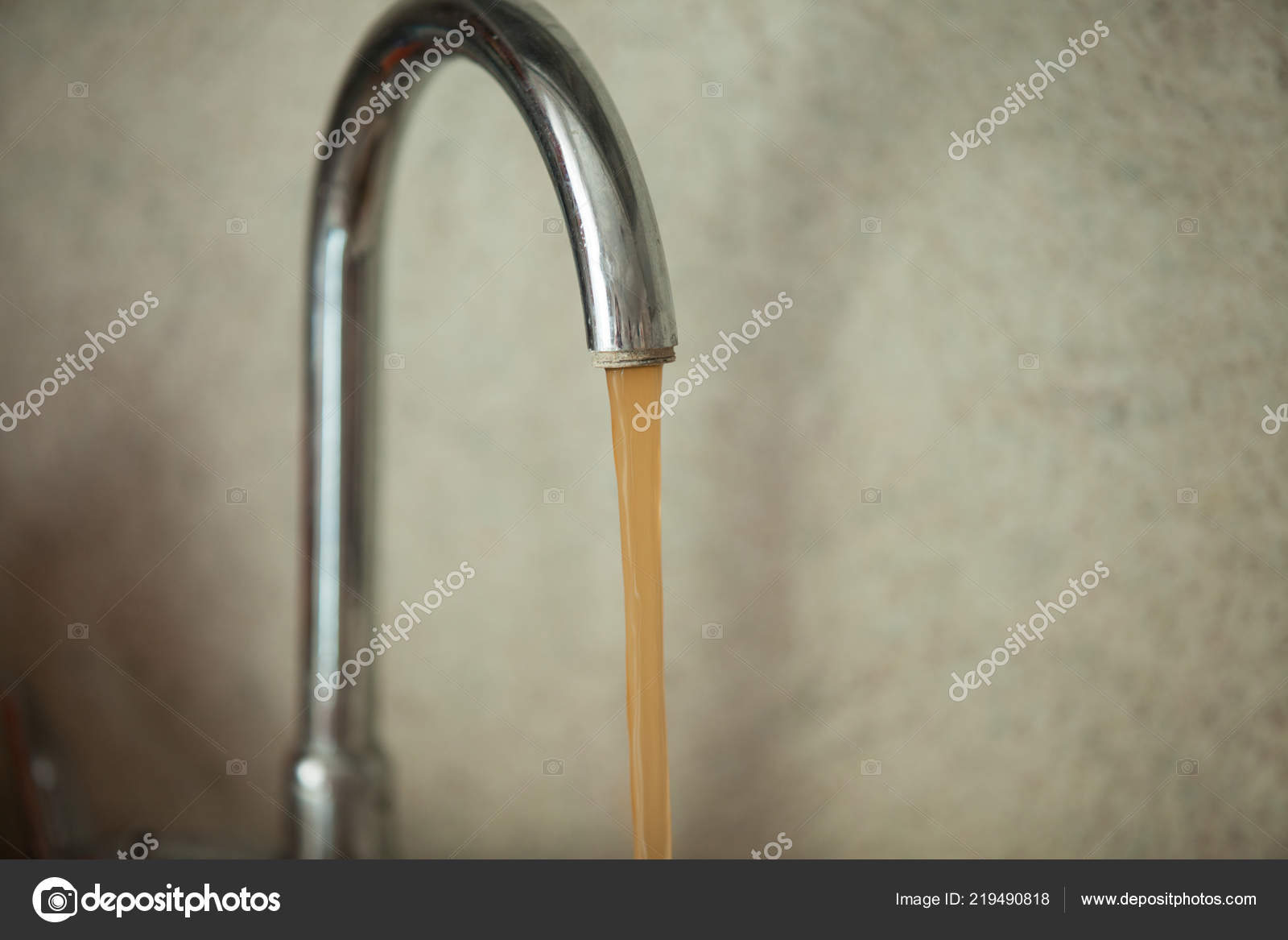 さびた水が水道の蛇口から流れる ストック写真 C Alexander Safonov
