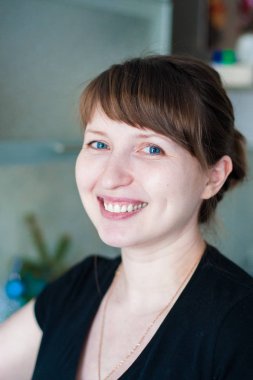 dikey olarak yakın çekim bir neşeli kız portresi