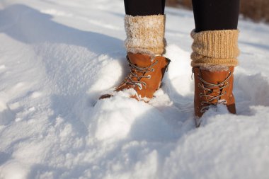 karda duran kış ayakkabı çorap örme