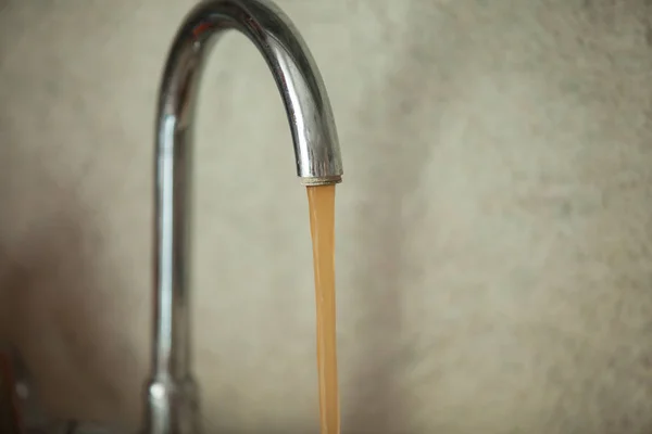 Schmutziges Rostiges Wasser Fließt Aus Dem Wasserhahn — Stockfoto