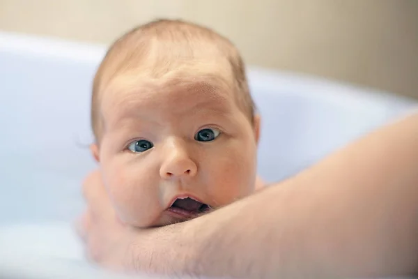 Yumuşak Odak Bebek Banyoları Sağlıklı Bebek Mutlu Arka Plan Bulanık — Stok fotoğraf