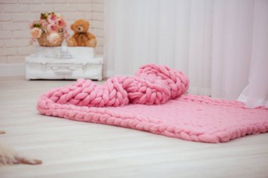 Tasarımcı pembe merinos battaniye yere yayılmış. bir sürü boş alan yazıt için