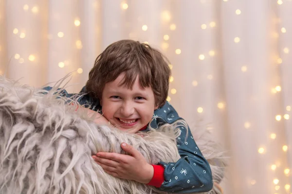 Niño Sonríe Mirando Árbol Navidad Las Luces Ventana Con Una —  Fotos de Stock