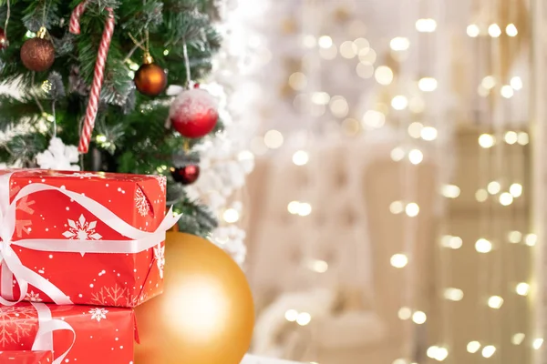 Los Regalos Navidad Grandes Cantidades Encuentran Bajo Árbol Navidad Decorado —  Fotos de Stock