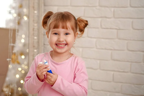 Piccola Ragazza Felice Gode Prima Esperienza Pittura Rossetto Labbro Mani — Foto Stock