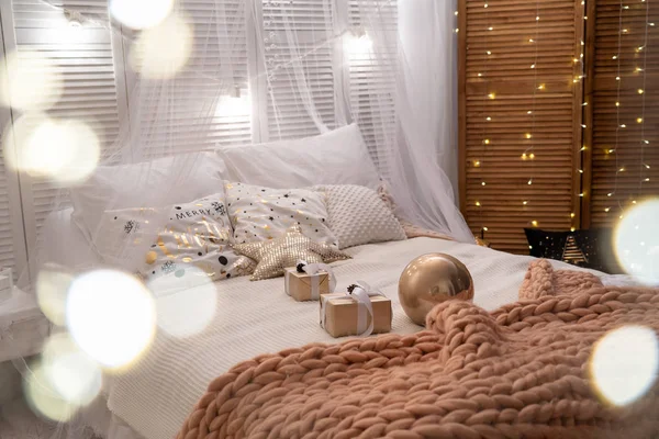 Hálószoba Karácsonyi Díszített Ágy Van Borított Val Egy Lágy Design — Stock Fotó