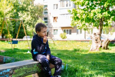 Zavallı küçük beyaz çocuk sokakta oturuyor. arkadaşsız, hayat, sıkıcı hiçbir iletişim, eş, sosyal reddedilen psikolojik Çocukluk travması, üzgün çocuk kötü ilişkiler.