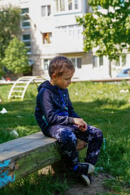 Zavallı küçük beyaz çocuk sokakta oturuyor. arkadaşsız, hayat, sıkıcı hiçbir iletişim, eş, sosyal reddedilen psikolojik Çocukluk travması, üzgün çocuk kötü ilişkiler.