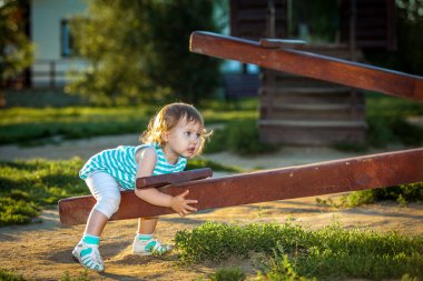 yaşına göre oyunun tehlikeli hali. salıncaktan düşme korkusu. Çocuk oyun tehlike. küçük bir çocuk düşmeye korkuyor. Ev yapımı tehlikeli salıncak. yaralanma oyun