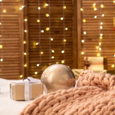 Yatak Noel için dekore edilmiştir. Yatak yumuşak tasarım merinos büyük örme battaniye ile kaplıdır. duvarlar garlands.cozy nazik aşk Lodge atmosferini ışıkları ile dekore edilmiştir