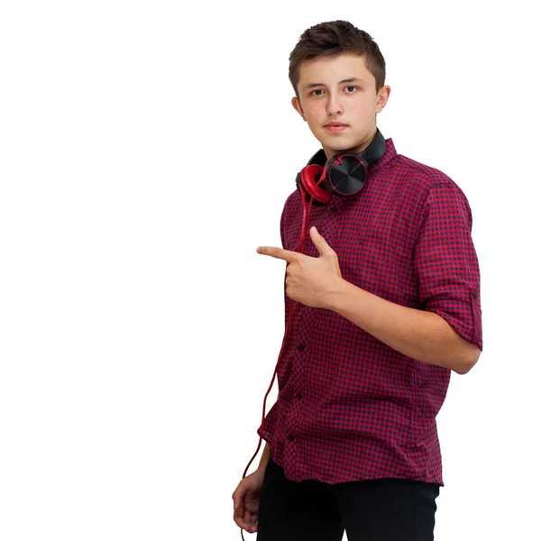 귀여운 청소년 헤드폰으로 빨간색 셔츠에 바탕에 손가락으로 가리키는 시선의 방향을 — 스톡 사진