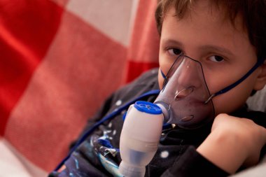 Çocuk solunum yolu Nebulizatör evde yapar. Buharı teneffüs edilmesi bir maske Nebulizatör takıp yüzünde hastanın akciğerleri içine ilaç püskürtülür. Airways Nebulizatör ingalatia ile tedavi