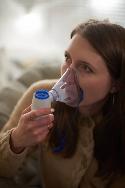 Donna Nebulizzatore Inalazione Casa Possesso Una Maschera Nebulizzatore Inalando Fumi — Foto Stock