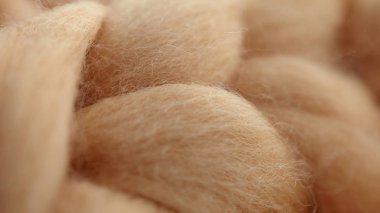 Merinos yün el yapımı örgü büyük battaniye, süper tıknaz iplik, modaya uygun kavram. Örgü Battaniye, merinos yün arka plan Close-up. Tasarımcı battaniye bej dumanlı yünden