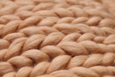 Merinos yün el yapımı örgü büyük battaniye, süper tıknaz iplik, modaya uygun kavram. Örgü Battaniye, merinos yün arka plan Close-up. Tasarımcı battaniye bej dumanlı yünden
