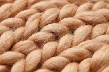 Merinos yün el yapımı örgü büyük battaniye, süper tıknaz iplik, modaya uygun kavram. Örgü Battaniye, merinos yün arka plan Close-up. Tasarımcı battaniye bej dumanlı yünden